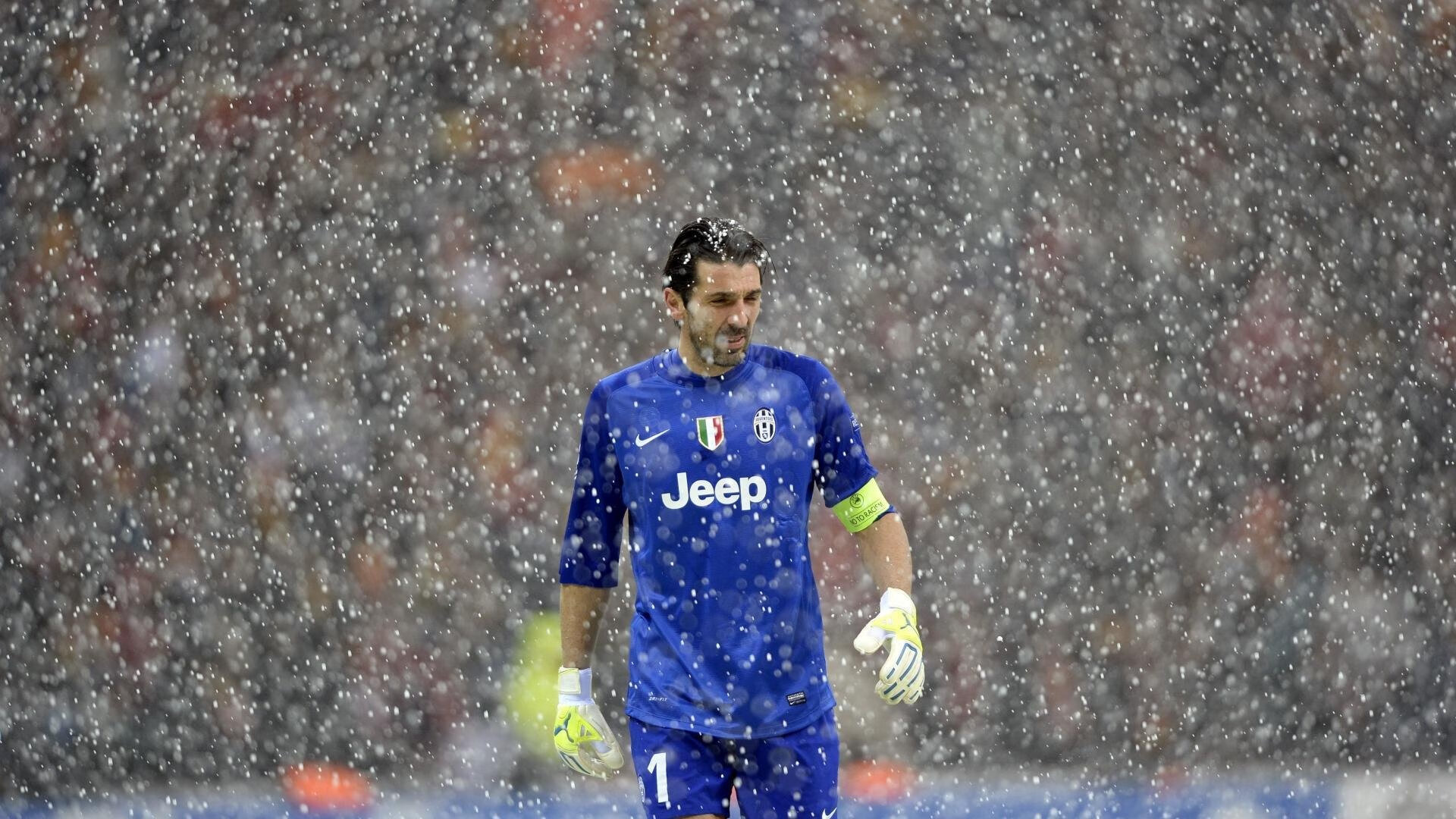 阿克东决接管比赛，奥地利压哨绝杀曼联，体育的小人物叙事如何颠覆世界